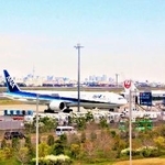 　車窓から見える羽田空港（東京モノレール提供）
