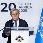 　２１日、南アフリカ・ヨハネスブルクで記者会見する国連のグテレス事務総長（ロイター＝共同）