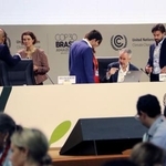 　ＣＯＰ３０の会合前に打ち合わせをするコレアドラゴ議長（右から２人目）＝２１日、ブラジル・ベレン（共同）