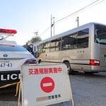 　現地確認のため立ち入り制限区域内に向かう住民を乗せたバス＝２２日午前、大分市佐賀関