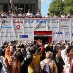 　大阪・御堂筋で行われたセ・リーグ優勝記念パレードで、ファンに手を振る阪神の選手ら＝２２日午前