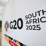 　Ｇ２０首脳会議の会場周辺を歩く関係者＝２１日、南アフリカ・ヨハネスブルク（共同）