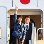 　Ｇ２０サミット出席のため、南アフリカ・ヨハネスブルク近郊のＯ・Ｒ・タンボ国際空港に到着した高市首相＝２２日（代表撮影・共同）