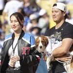 　愛犬デコピンを抱くドジャースの大谷翔平と妻の真美子さん＝２０２４年１１月、ロサンゼルス（共同）