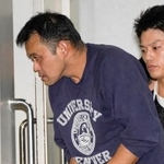 　警視庁赤坂署に入る大津陽一郎容疑者（左）＝２２日午前２時３４分