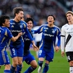 　町田-神戸　後半、自身２点目のゴールを決め、喜ぶ町田・藤尾（左から２人目）＝国立競技場