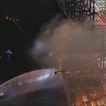 　２１日、ロサンゼルス港で起きた火災の消火作業＝２１日（ＡＢＣ７提供・ＡＰ＝共同）