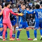 　神戸を破り、初優勝を果たし喜ぶ町田イレブン＝国立競技場