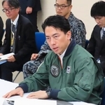 　沖縄県を初訪問し、宮古島市役所で市長と面会する小泉防衛相＝２２日午後