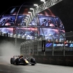 　Ｆ１第２２戦、ラスベガスＧＰの予選で走行するレッドブルの角田裕毅＝２１日（ロイター＝共同）