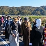 　「１０００人の金田一耕助」と銘打ったイベントで、登場人物に仮装してゆかりの地を練り歩く参加者ら＝２２日午後、岡山県倉敷市