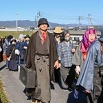 　「１０００人の金田一耕助」と銘打ったイベントで、登場人物に仮装してゆかりの地を練り歩く参加者ら＝２２日午後、岡山県倉敷市