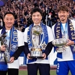 　神戸を破り初優勝を果たし、町田・黒田監督（左）、昌子と写真に納まるサイバーエージェントの藤田晋社長（中央）＝国立競技場