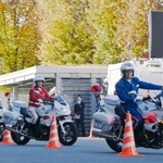 　参加者の前で白バイを運転する隊員ら＝２２日午後、東京都目黒区