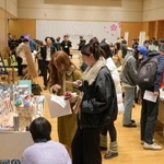 　来場者でにぎわう「ジャパン・ブックフェア」＝２２日、北京の日本大使館（共同）