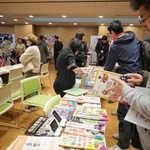 　北京の日本大使館で開かれた「ジャパン・ブックフェア」＝２２日（共同）