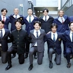 　巨人の球団施設を見学し、ポーズをとるドラフト１位の竹丸（前列中央）ら新入団選手＝２２日、川崎市