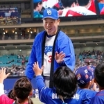 　ファン感謝イベントで子どもたちと触れ合う中日・松葉＝２２日、バンテリンドーム