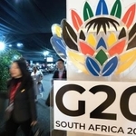 　Ｇ２０首脳会議のプレスセンターを歩く関係者＝２２日、南アフリカ・ヨハネスブルク（共同）