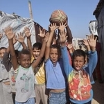 　ガザ南部ハンユニスでバスケットボールをする子どもたち＝２１日（ゲッティ＝共同）