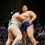 　大の里（右）が寄り切りで琴桜に敗れる＝福岡国際センター