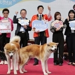 　台北市で開かれた秋田県の観光物産展に出席した谷剛史副知事（中央）ら＝２２日（共同）