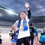 　神戸を破り初優勝を果たし、サポーターの声援に応える町田・黒田監督＝国立競技場