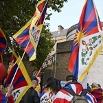 　中国大使館の移転予定地前で反対デモをする人たち＝１０月、ロンドン（共同）