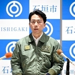 　沖縄県石垣市長と面会後、取材に応じる小泉防衛相＝２２日午後、石垣市役所