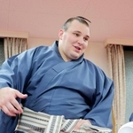 　支度部屋で笑顔を見せる安青錦＝福岡国際センター（代表撮影）