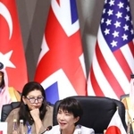 　南アフリカのヨハネスブルクで開幕したＧ２０サミットで発言する高市首相＝２２日（代表撮影・共同）