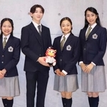 　フィギュアスケート全日本ジュニア選手権の開会式を終えた（左から）和田薫子、中田璃士、島田麻央、櫛田育良＝２２日、東京辰巳アイスアリーナ