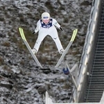 　Ｗ杯ジャンプ女子個人第１戦で優勝した丸山希の２回目の飛躍＝リレハンメル（共同）