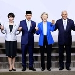 　Ｇ２０サミットで記念写真に納まる高市首相（左から３人目）ら。右から２人目は中国の李強首相＝２２日、南アフリカのヨハネスブルク（代表撮影・共同）