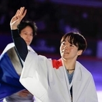 　表彰式を終え、観客に手を振る鍵山優真＝ヘルシンキ（共同）
