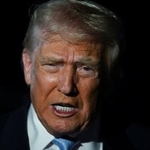 　１６日、米フロリダ州で、記者団に話すトランプ大統領（ロイター＝共同）