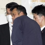 　警視庁赤坂署に入る大津陽一郎容疑者＝２２日