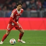 　フライブルク戦でボールを運ぶバイエルン・ミュンヘンの伊藤洋輝＝２２日、ミュンヘン（ゲッティ＝共同）