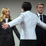 　Ｇ２０サミットでイタリアのメローニ首相（左）にあいさつする高市首相とフランスのマクロン大統領（右）＝２２日、ヨハネスブルク（ゲッティ＝共同）