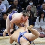 　安青錦（奥）を寄り切りで破る大の里＝２１日、福岡国際センター