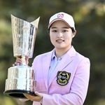 　通算１５アンダーでツアー初優勝を果たした呉佳晏＝エリエールＧＣ松山