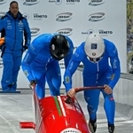 　「下町ボブスレー」で滑走するイタリア代表の男子ペア＝コルティナダンペッツォ（共同）