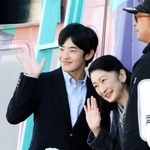 　見送りに来た人たちへ手を振られる紀子さまと悠仁さま＝２３日午後、東京都大島町（代表撮影）