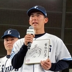 　西武の新入団発表で、目標を掲げるドラフト１位の小島大河捕手＝２３日、ベルーナドーム