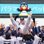 　ファン感謝イベントで胴上げされるヤクルト・村上＝２３日、神宮