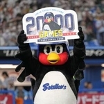 　２０２２年８月、ホーム通算２千試合出場を達成し、記念のボードを掲げるヤクルトのマスコット「つば九郎」＝神宮