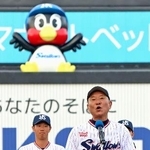 　球団マスコット「つば九郎」が来季から活動を再開することを発表するヤクルト・池山監督。奥は「つば九郎」のバルーン＝２３日、神宮