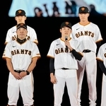 　巨人のファン感謝イベントで抱負を語るドラフト１位の竹丸和幸投手（前列右）。同左は阿部監督＝２３日、東京ドーム