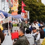 　交流イベントで並ぶ屋台と来場者ら＝２３日午後、群馬県大泉町