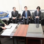 　沖縄県与那国町の上地常夫町長（右端）と面会する小泉防衛相（左端）＝２３日午後、与那国町